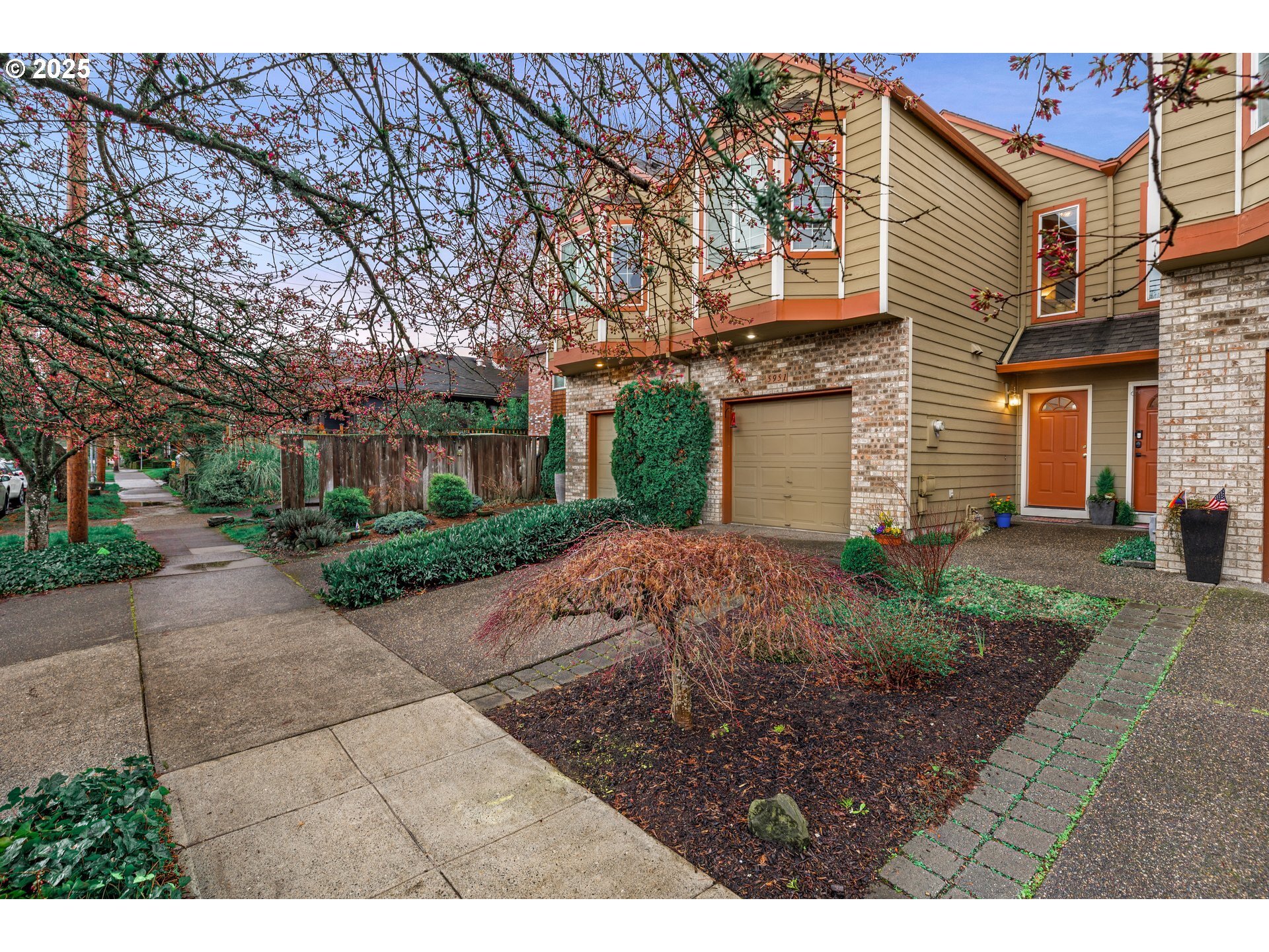 Property Photo: 5951 S Hood Ave OR 97239