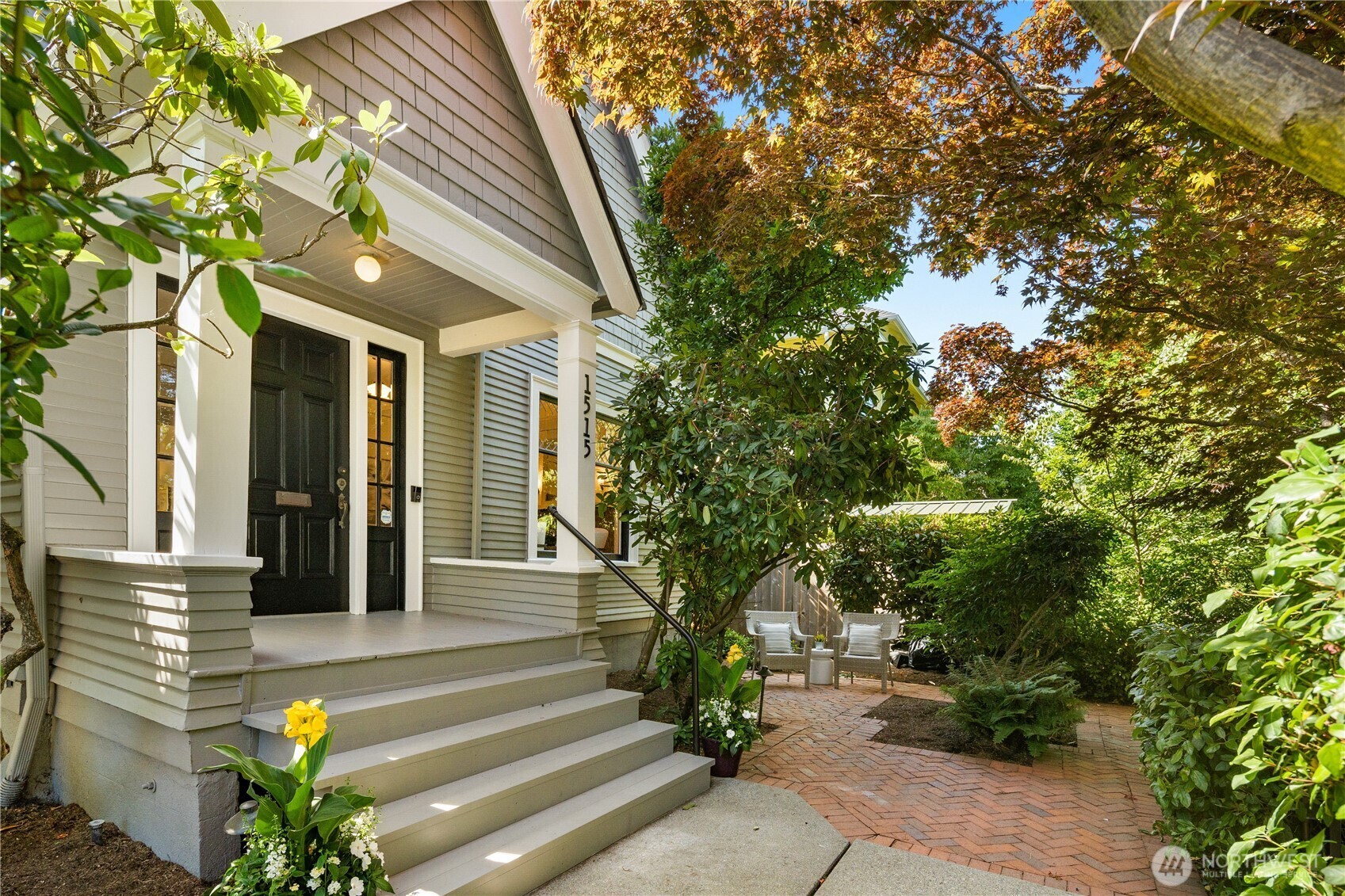 Property Photo: 1515 2nd Avenue W WA 98119