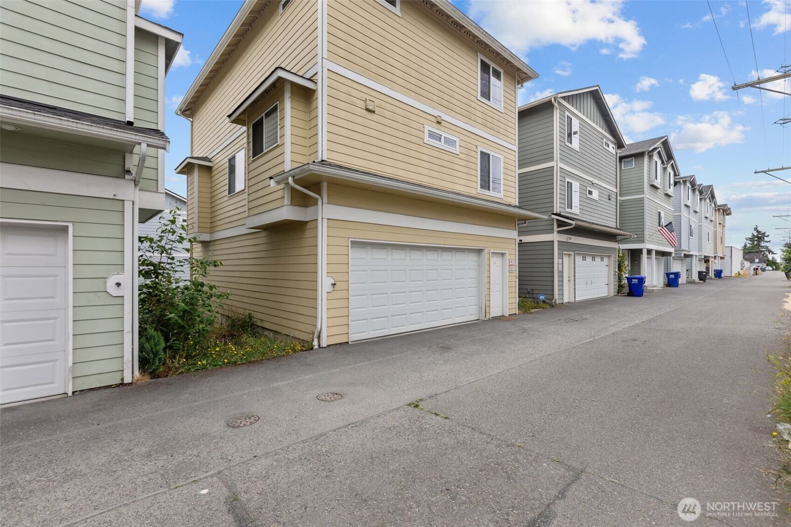 Property Photo: 1118 Chestnut Court 18 WA 98201