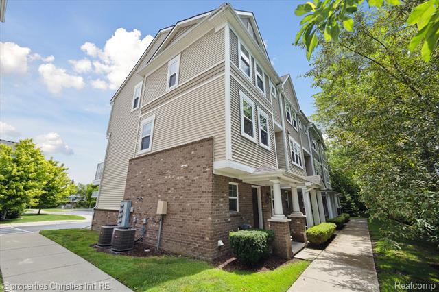 Property Photo:  1051 N Sherman Drive B19  MI 48067 