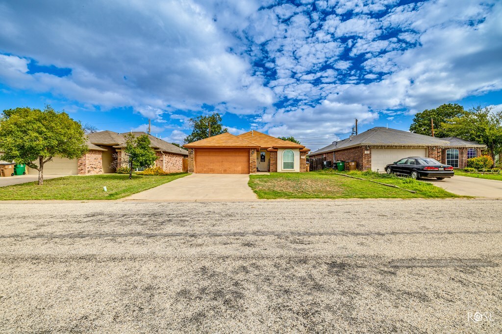 Property Photo: 38 Amberwood Dr TX 76905