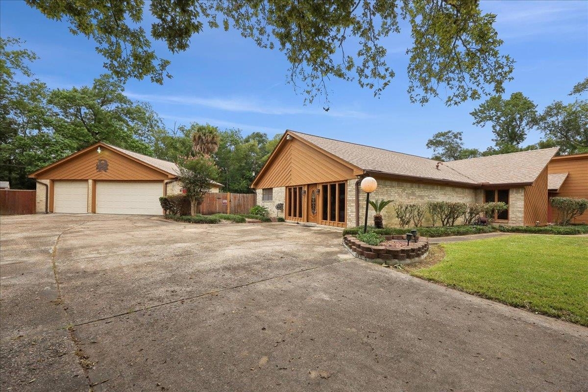 Property Photo:  3805 Huntwick Dr  TX 77630 