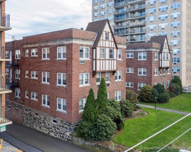 Property Photo:  77 Glenbrook Road Apt 203  CT 06902 