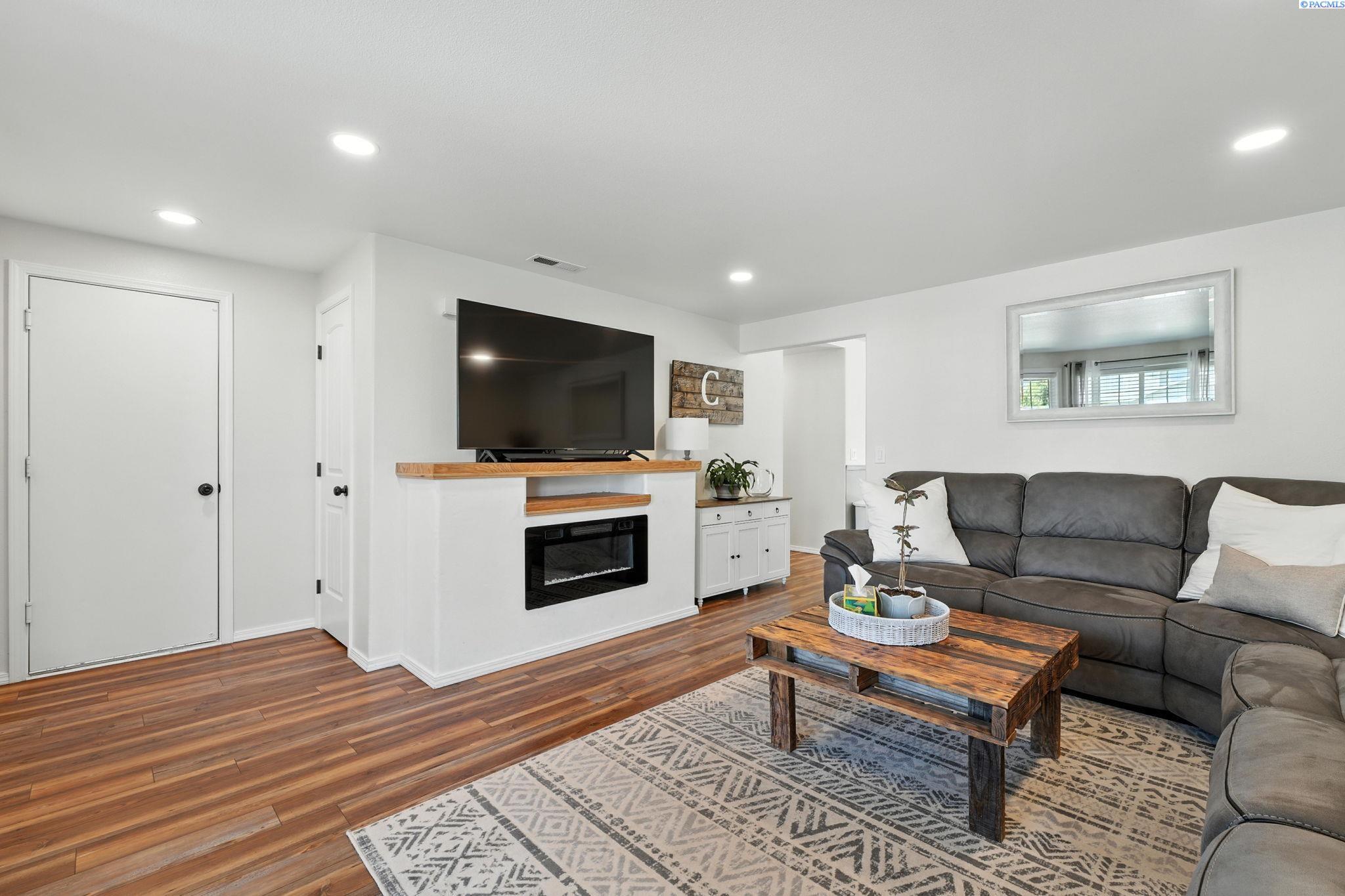 Property Photo: 6412 Robinson Dr WA 99301