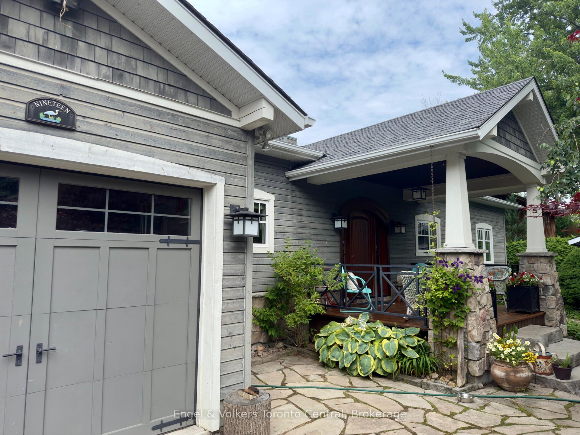 Property Photo: 19 Georgian Manor Drive ON L9Y 3Z1