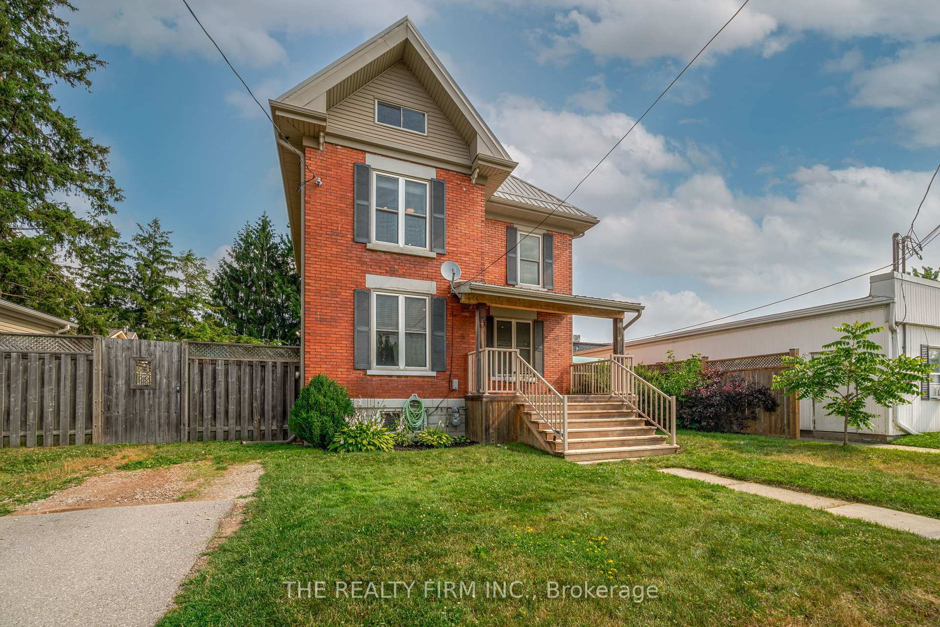 Property Photo:  9 Walnut Street W  ON N5H 1C3 