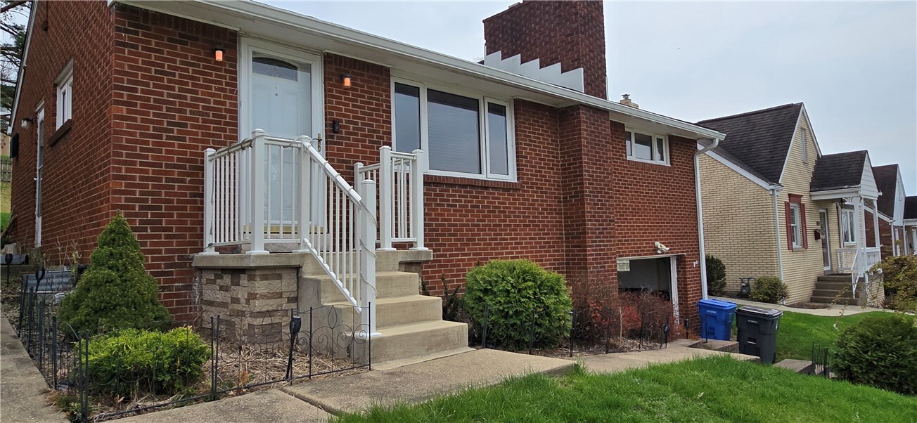 Property Photo: 1647 Norsen Dr PA 15243