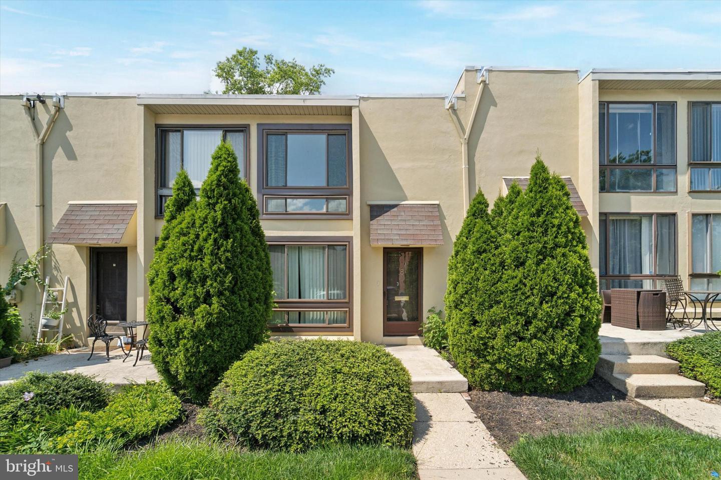 Property Photo: 100 E Glenolden Avenue T-8 PA 19036