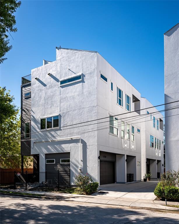 Property Photo: 911 Thompson Street TX 77007