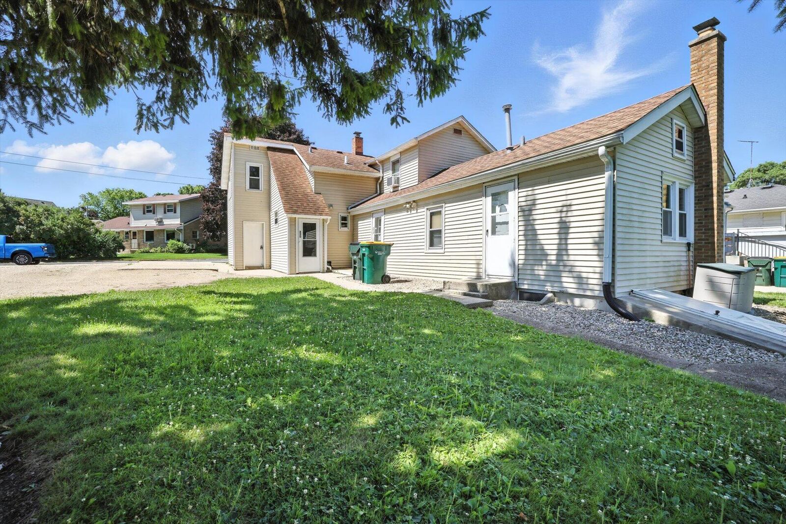 Property Photo: 216 E Kilbourn Ave 220 WI 53095