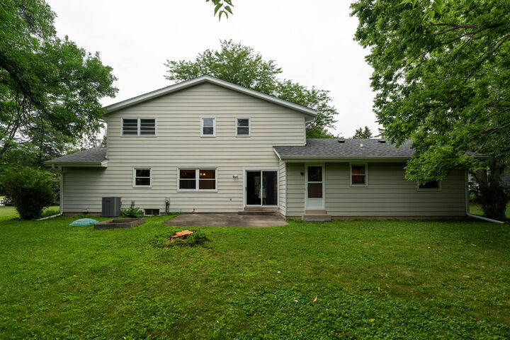 Property Photo:  821 Buckingham Cir  WI 53029 
