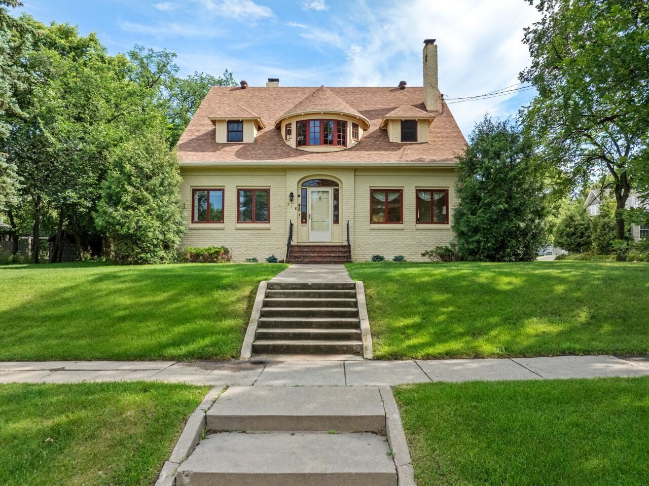 Property Photo:  318 8th Ave SE 318 1/2 8th Ave SE  ND 58701 
