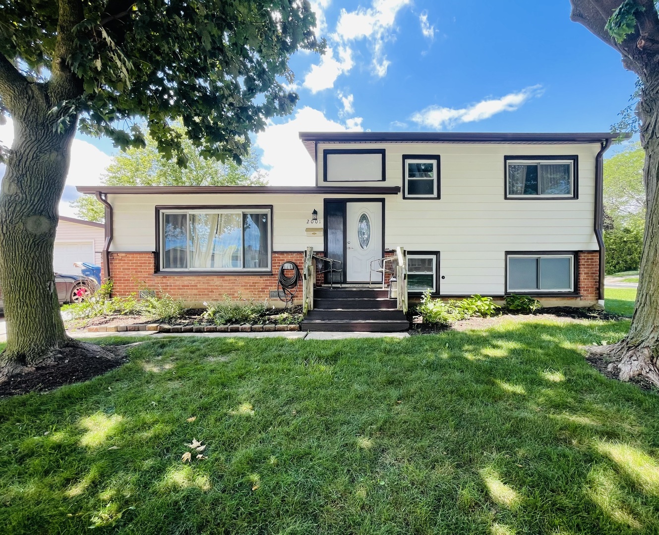 Property Photo:  2001 Devonshire Road  IL 60087 
