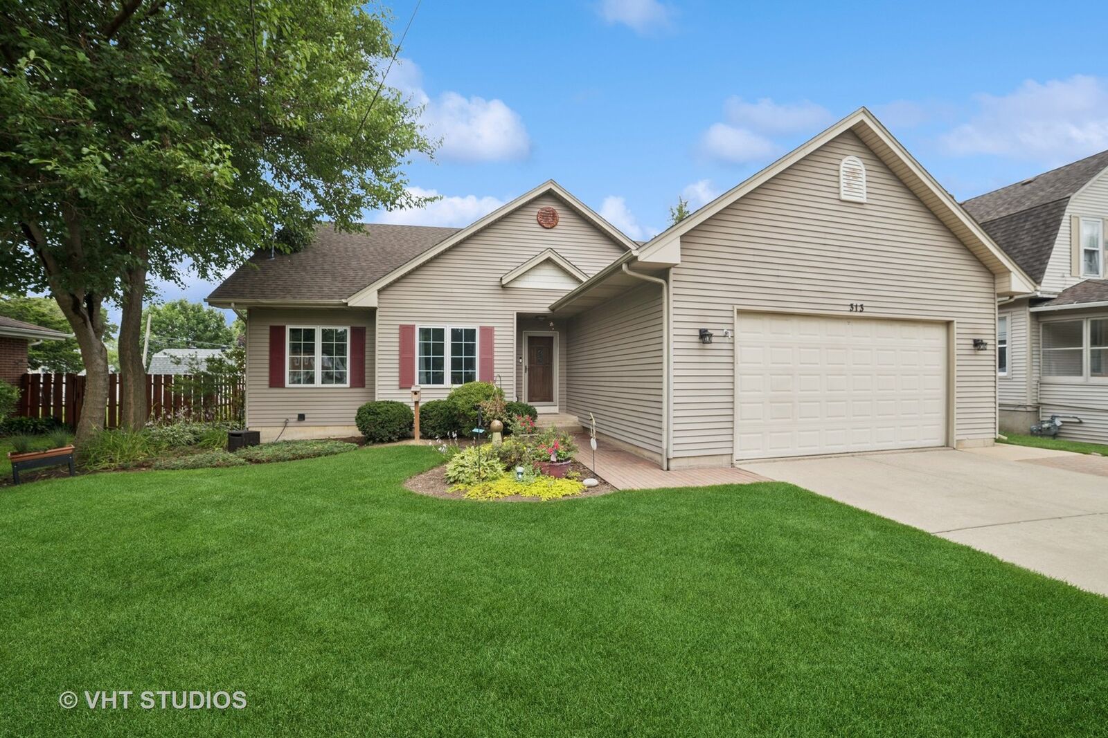 Property Photo: 313 S Commonwealth Avenue IL 60123