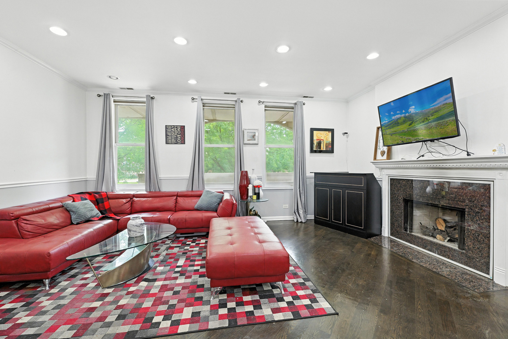 Property Photo: 4105 S Drexel Boulevard 1N IL 60653