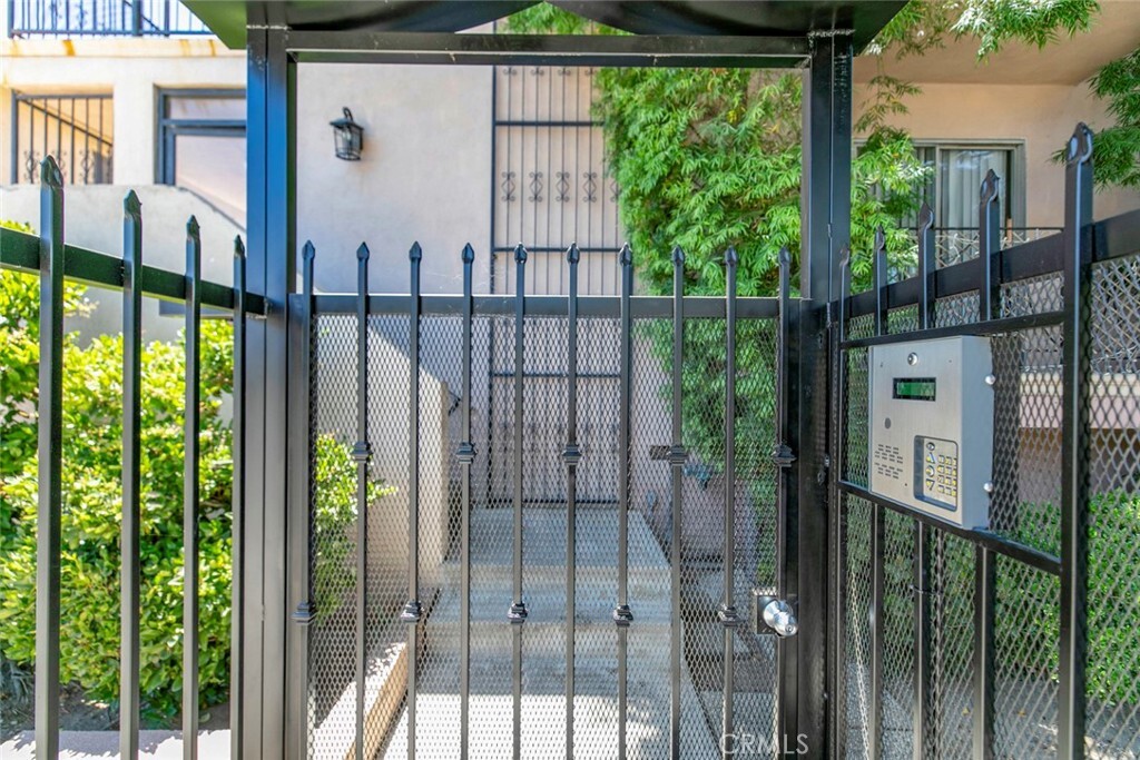 Property Photo: 1835 N Alexandria Avenue 2 CA 90027