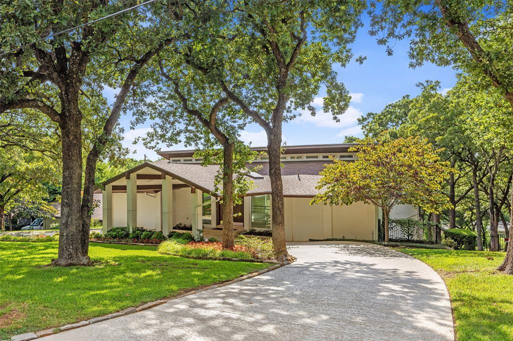 Property Photo: 2704 Sherwood Lane TX 76034