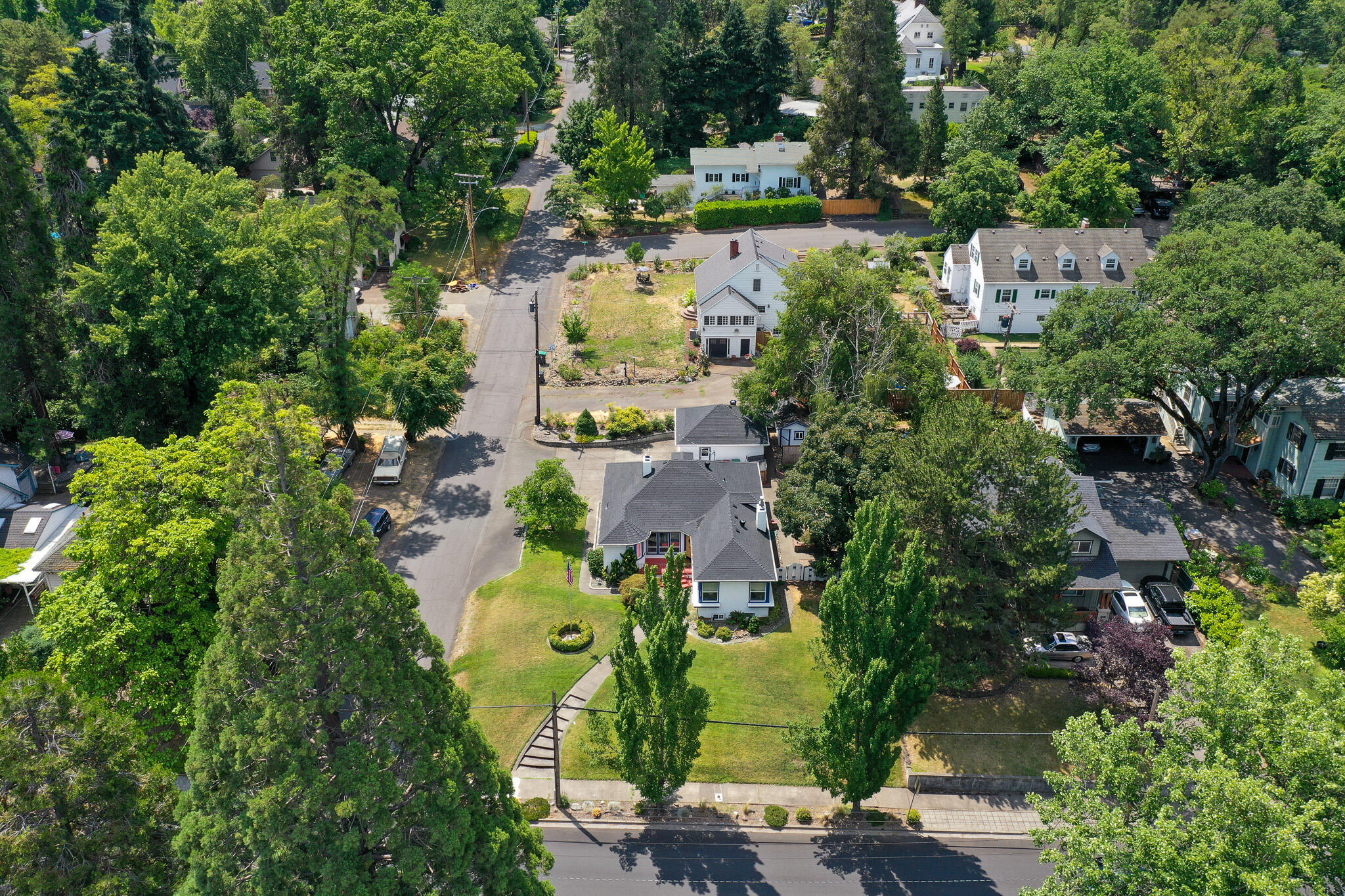 Property Photo: 1332 E Main Street OR 97504