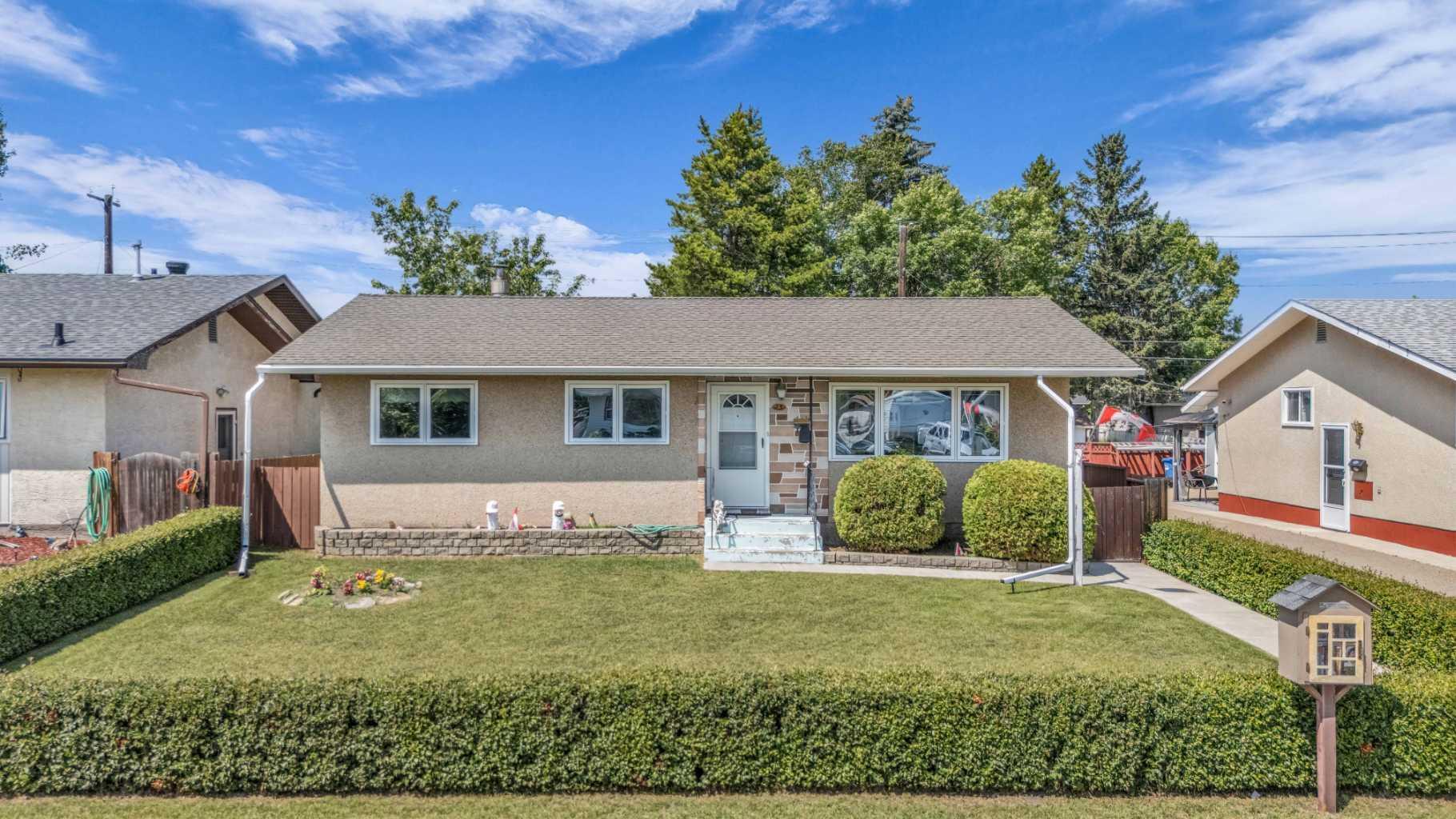 25 Fairway Avenue  Red Deer AB T4N 4Y9 photo