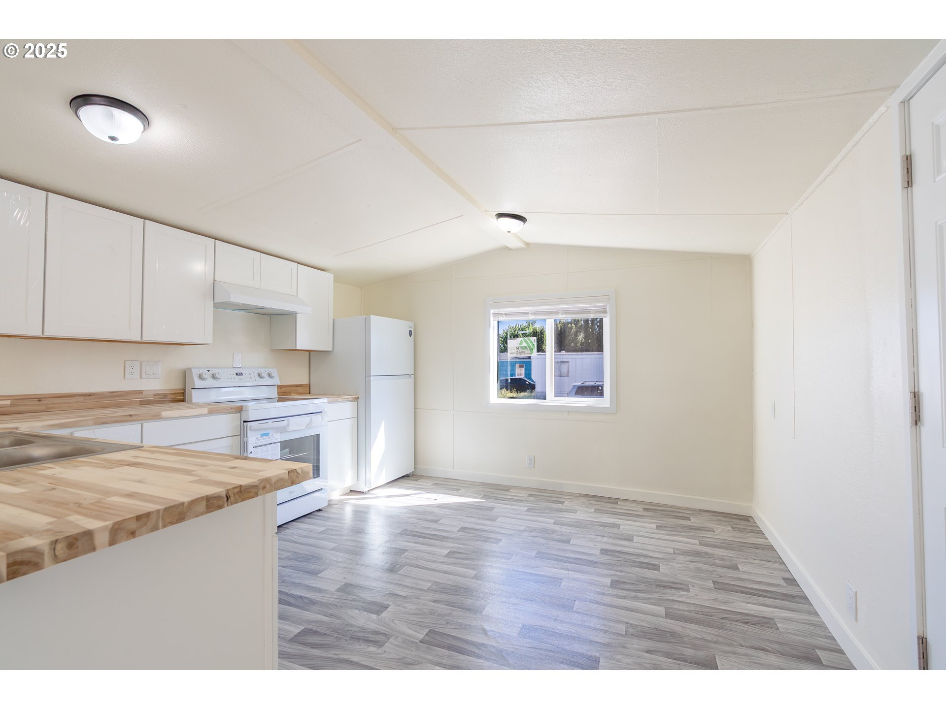 Property Photo: 2031 NE Kennedy Cir 29 OR 97303
