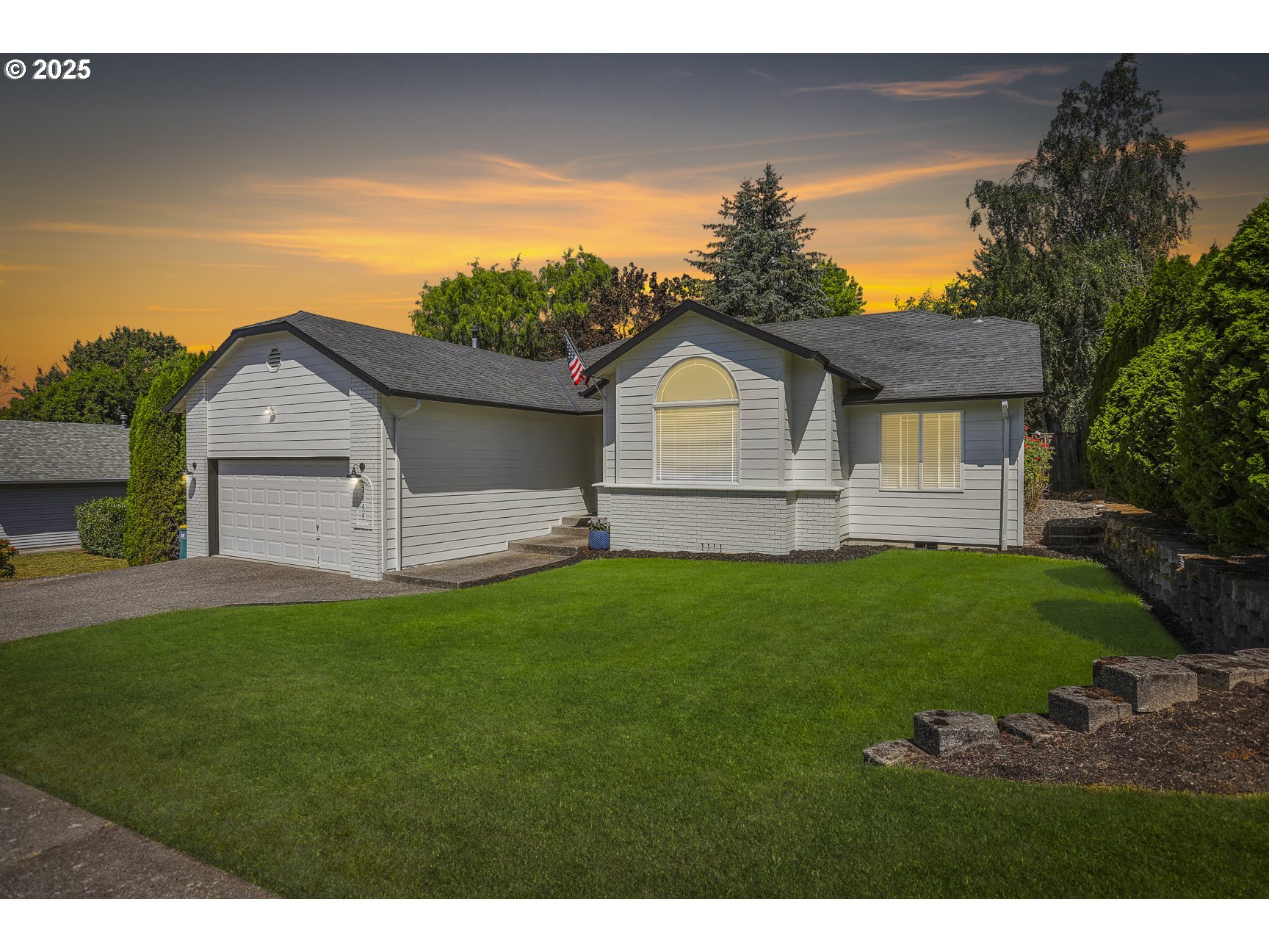 Property Photo:  2844 SE Chandler Ave  OR 97060 