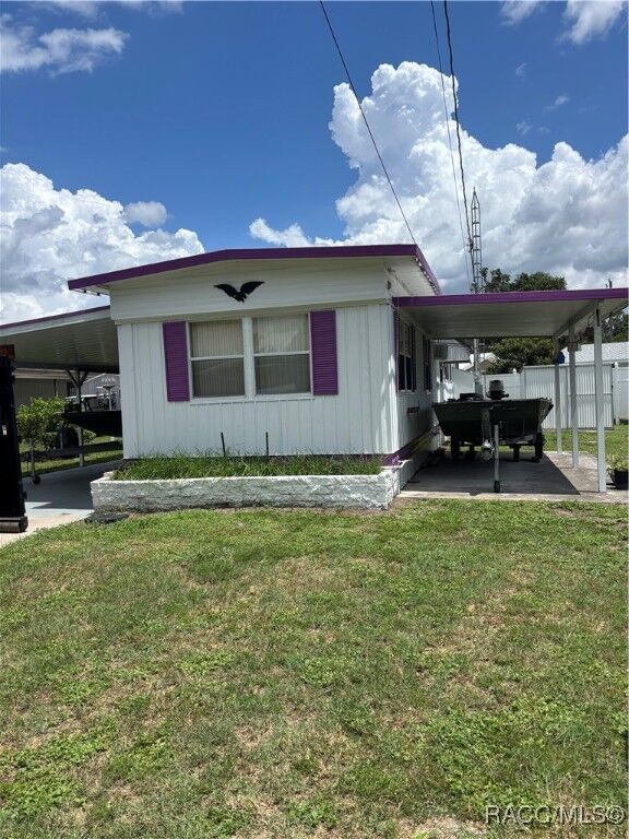 Property Photo: 1051 Cr Rd 461 FL 33538