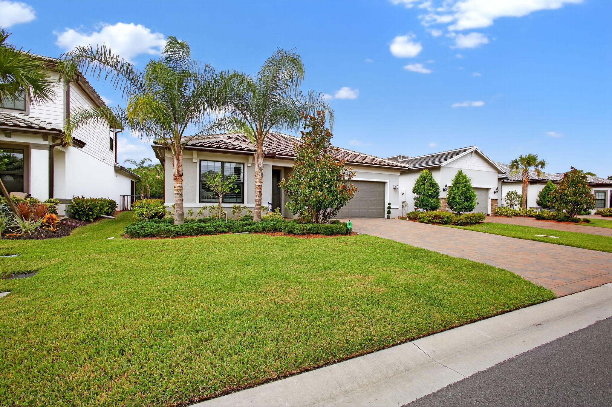 Property Photo: 516 SE Villandry Way FL 34986