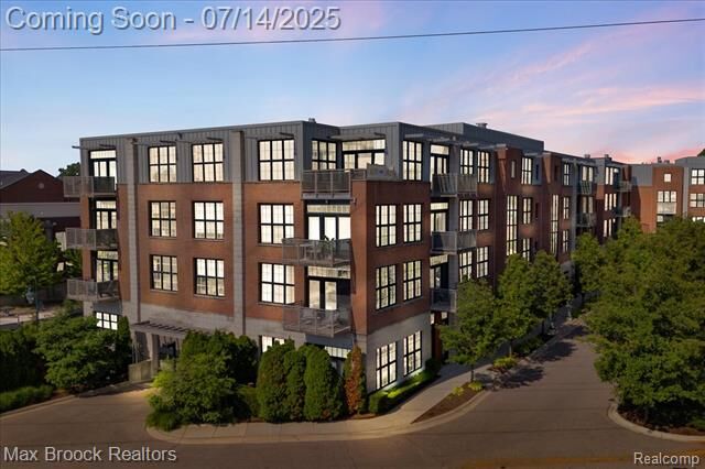 Property Photo:  2051 Villa Road 302  MI 48009 