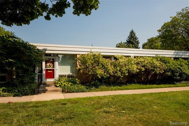 1525 Chateaufort  Detroit MI 48207 photo
