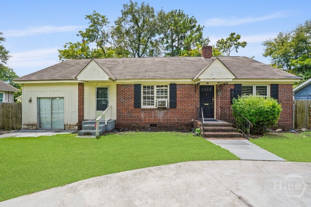 Property Photo: 911 E 35th Street GA 31401