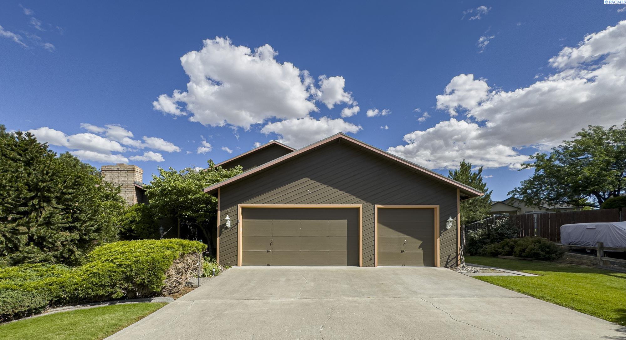 Property Photo: 2611 S Harrison Ct WA 99337