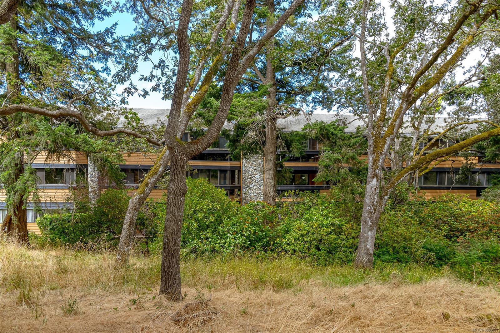 Property Photo: 1106 Glenora Pl 304 BC V8P 2C3