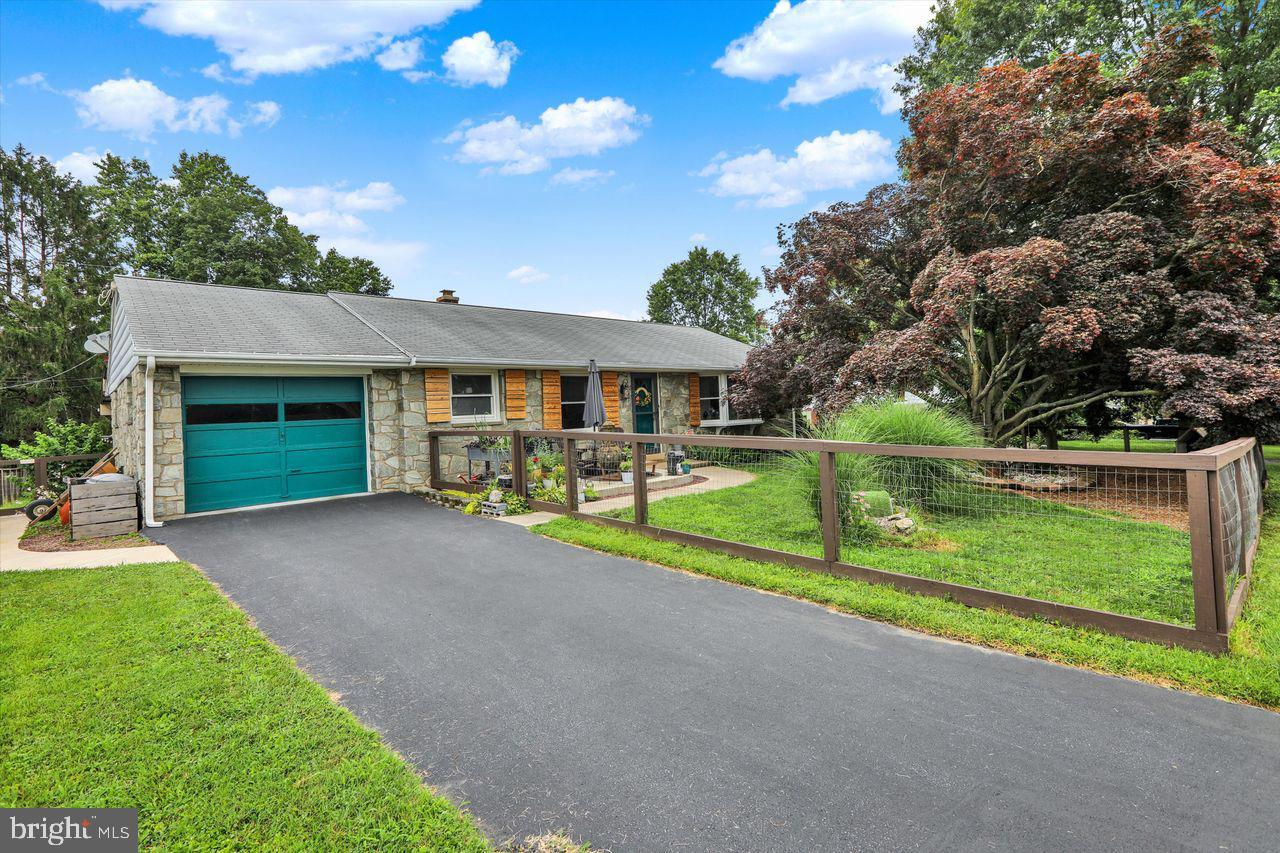 Property Photo:  827 Darby Lane  PA 17601 