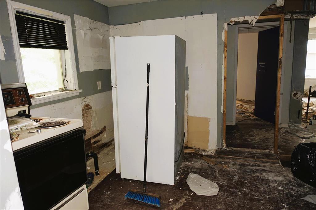 Property Photo: 604 Union Avenue East MB R2L 1A4