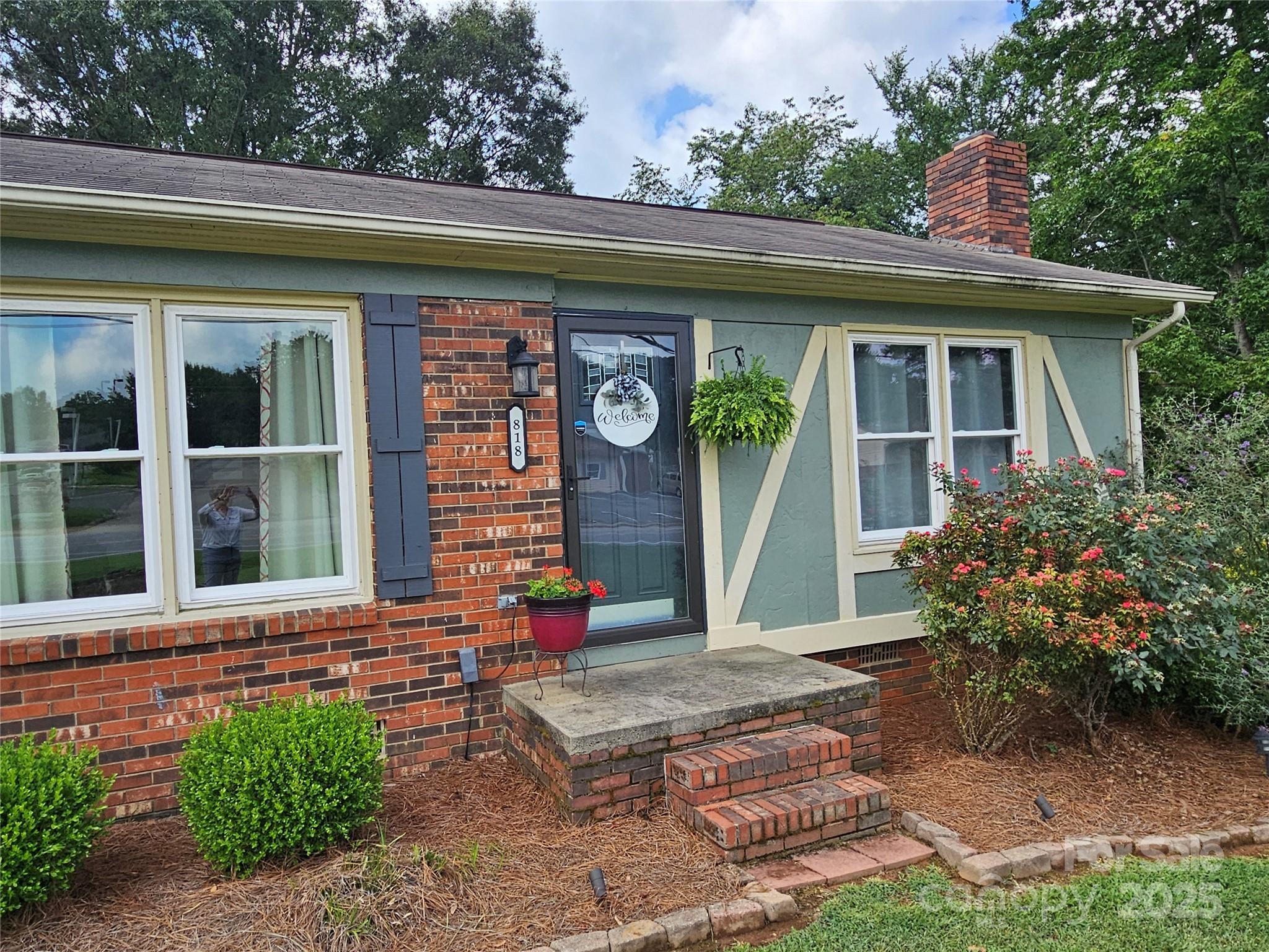 Property Photo:  818 S Laurel Street  NC 28092 