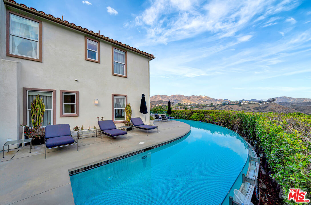 Property Photo:  2752 Stone View Ct  CA 90068 