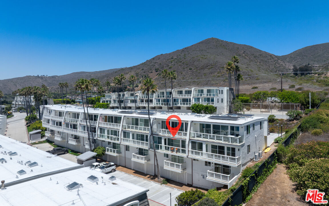 Property Photo: 11964 Whalers Ln CA 90265