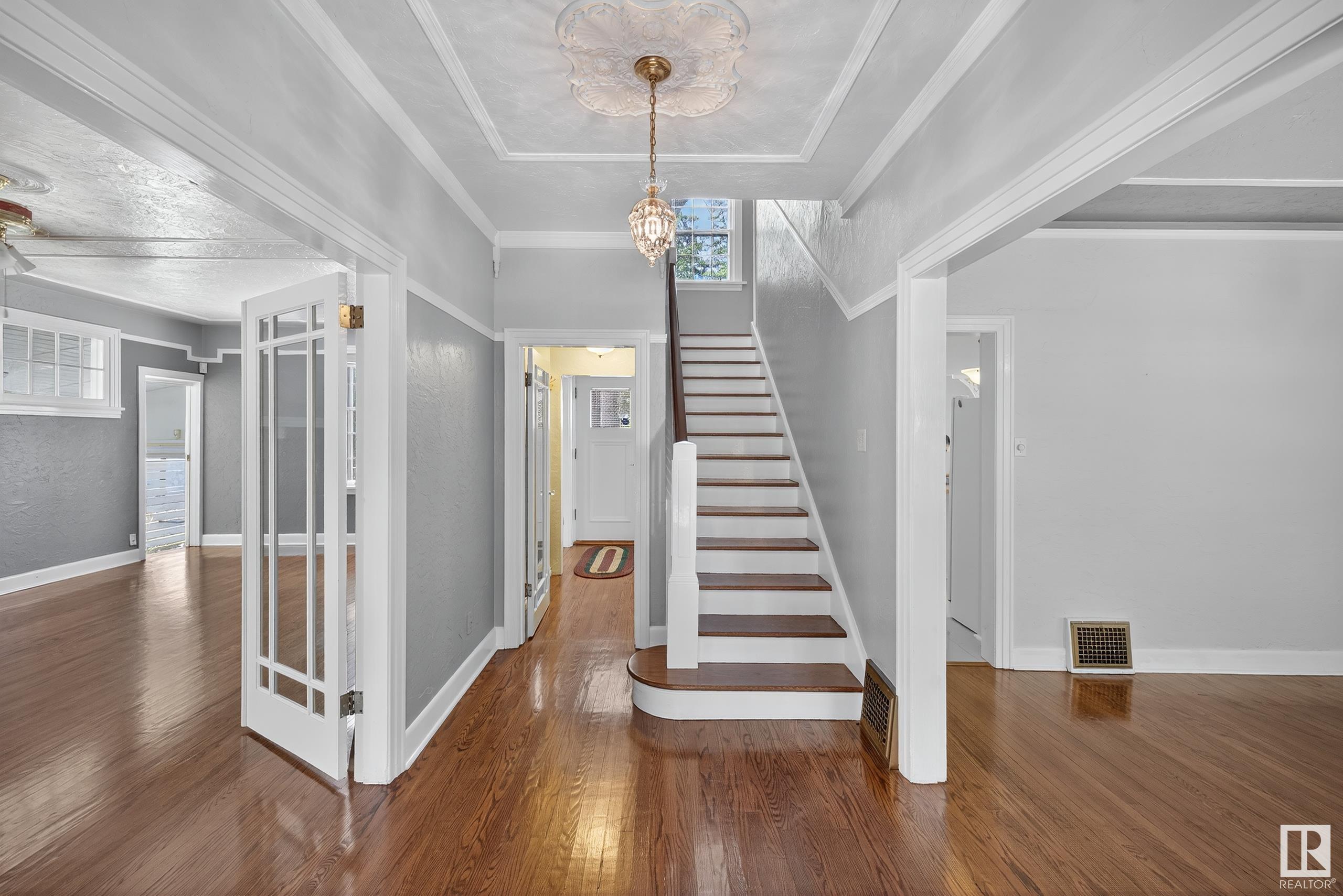 Property Photo:  10416 Glenora Crescent NW  AB T5N 3J7 