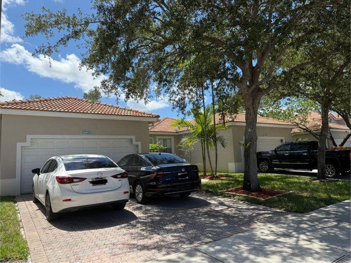 Property Photo: 2801 E Aragon Blvd FL 33313