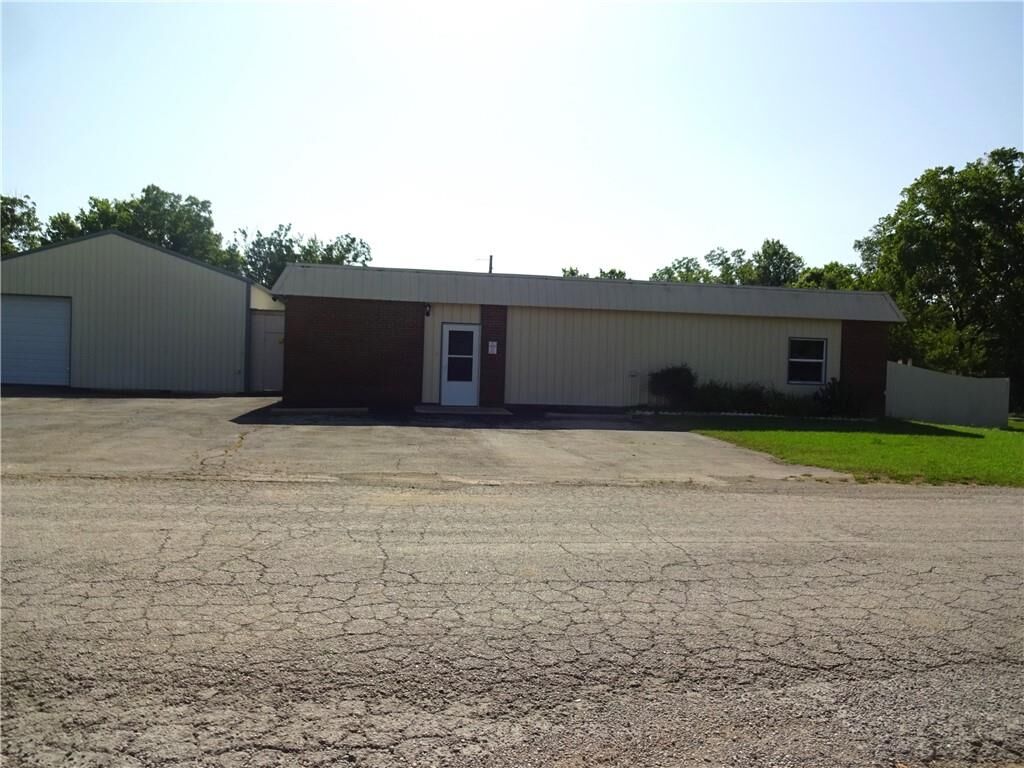 Property Photo: 832 S 19th Street KS 67301
