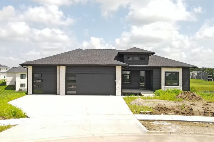 Property Photo:  2909 Crest View Circle  IA 50211 