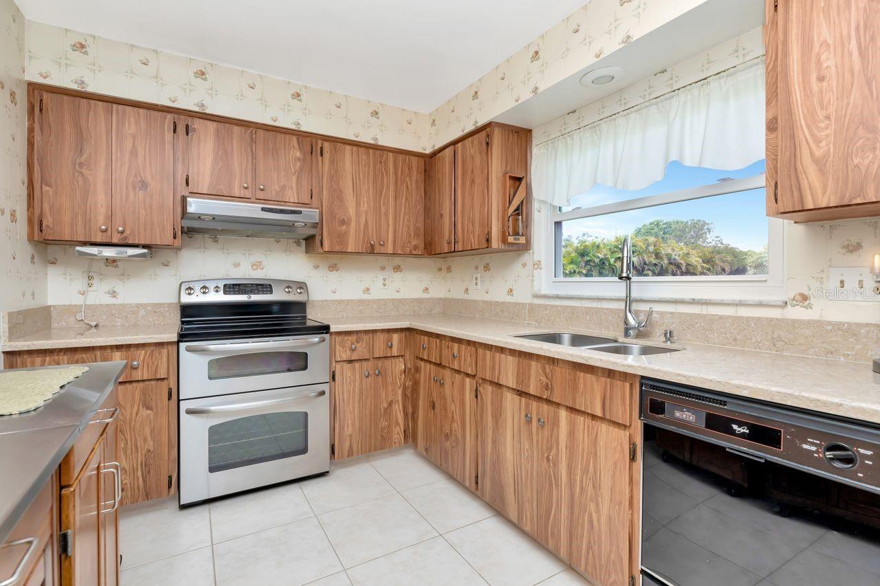 Property Photo:  1704 Caledonia Court  FL 34684 