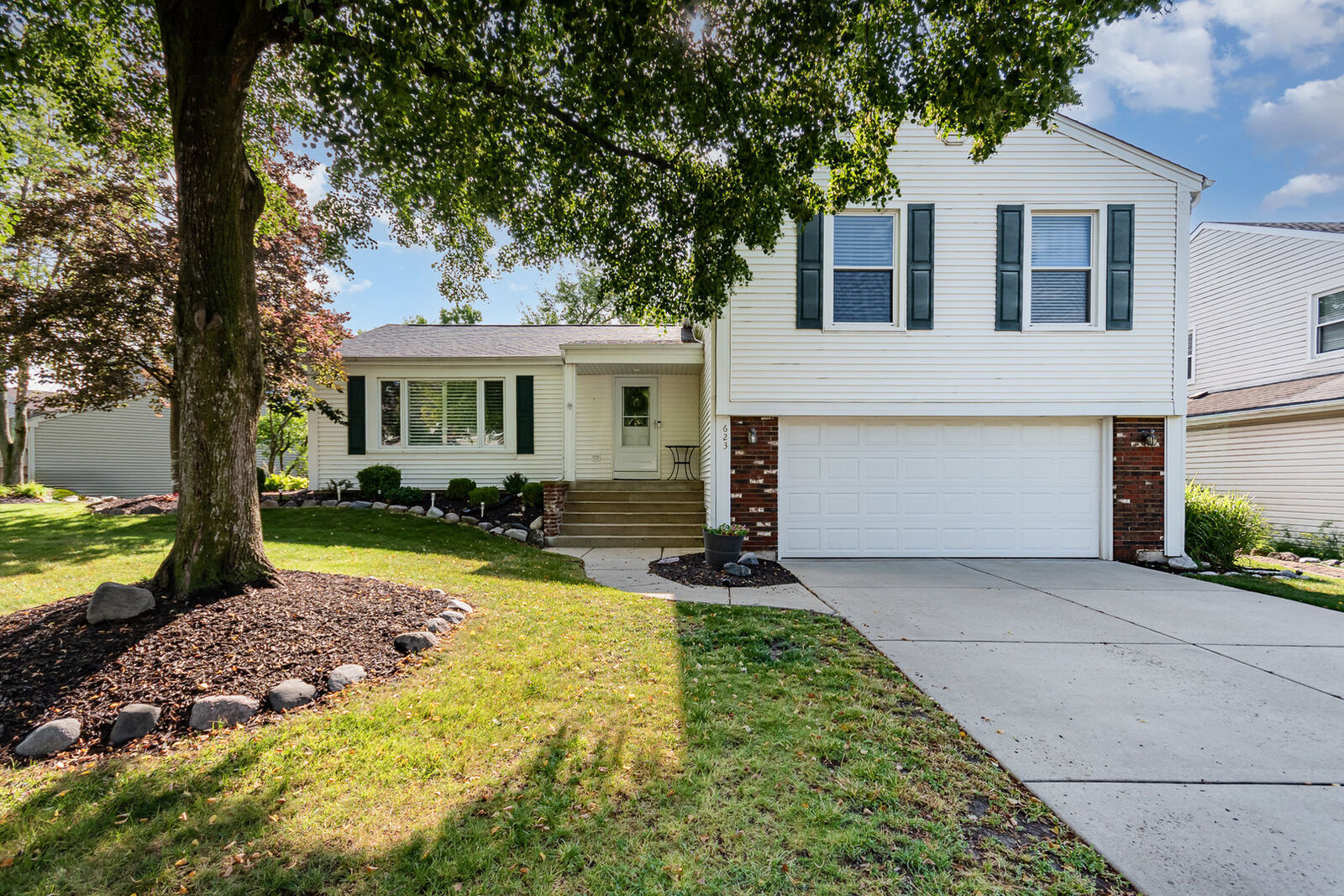 Property Photo:  623 Brian Avenue  IL 60194 