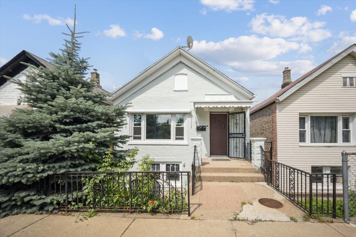 Property Photo:  3332 S Bell Avenue  IL 60608 