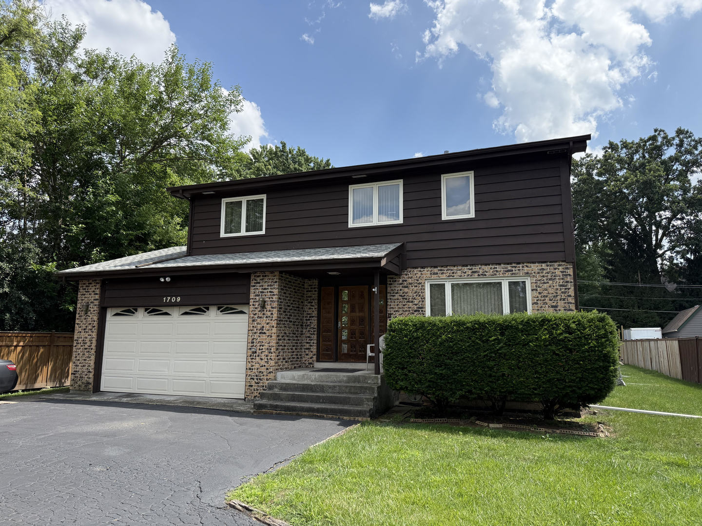 Property Photo: 1709 E Kensington Road IL 60056