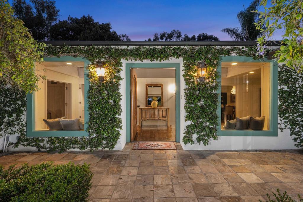 Property Photo: 15306 Las Planideras CA 92067