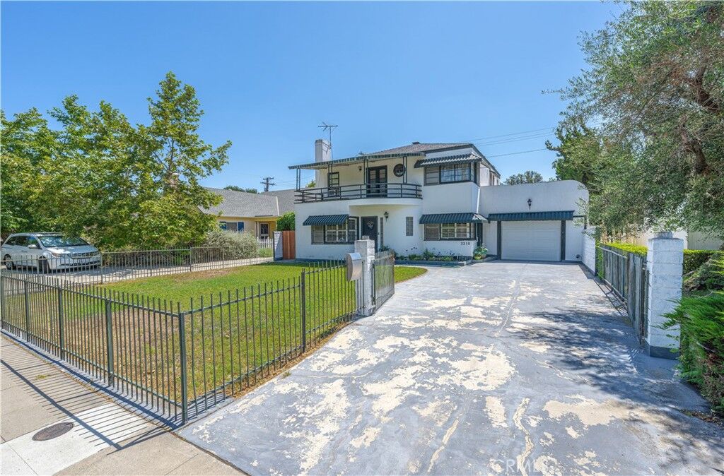 Property Photo:  2219 N Flower Street  CA 92706 