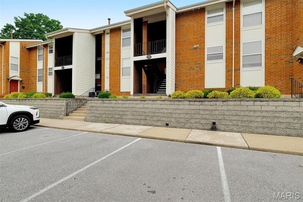 Property Photo: 1935 Greenglen Drive 204 MO 63122