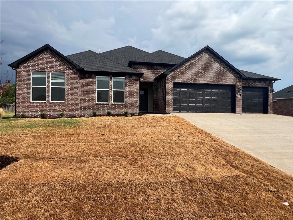 Property Photo:  8001 E Sugarloaf Street  AR 72761 