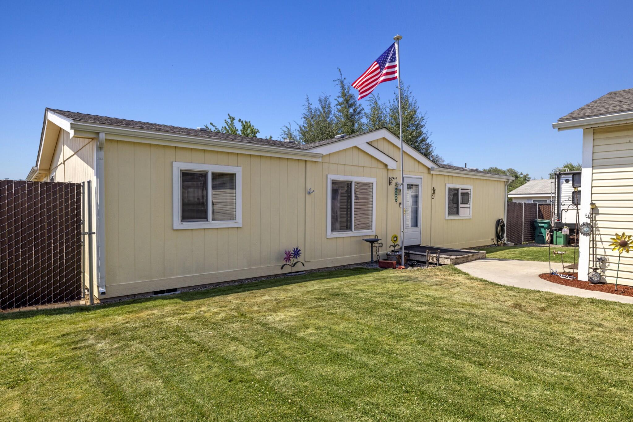 Property Photo: 7550 Hilyard Avenue OR 97603